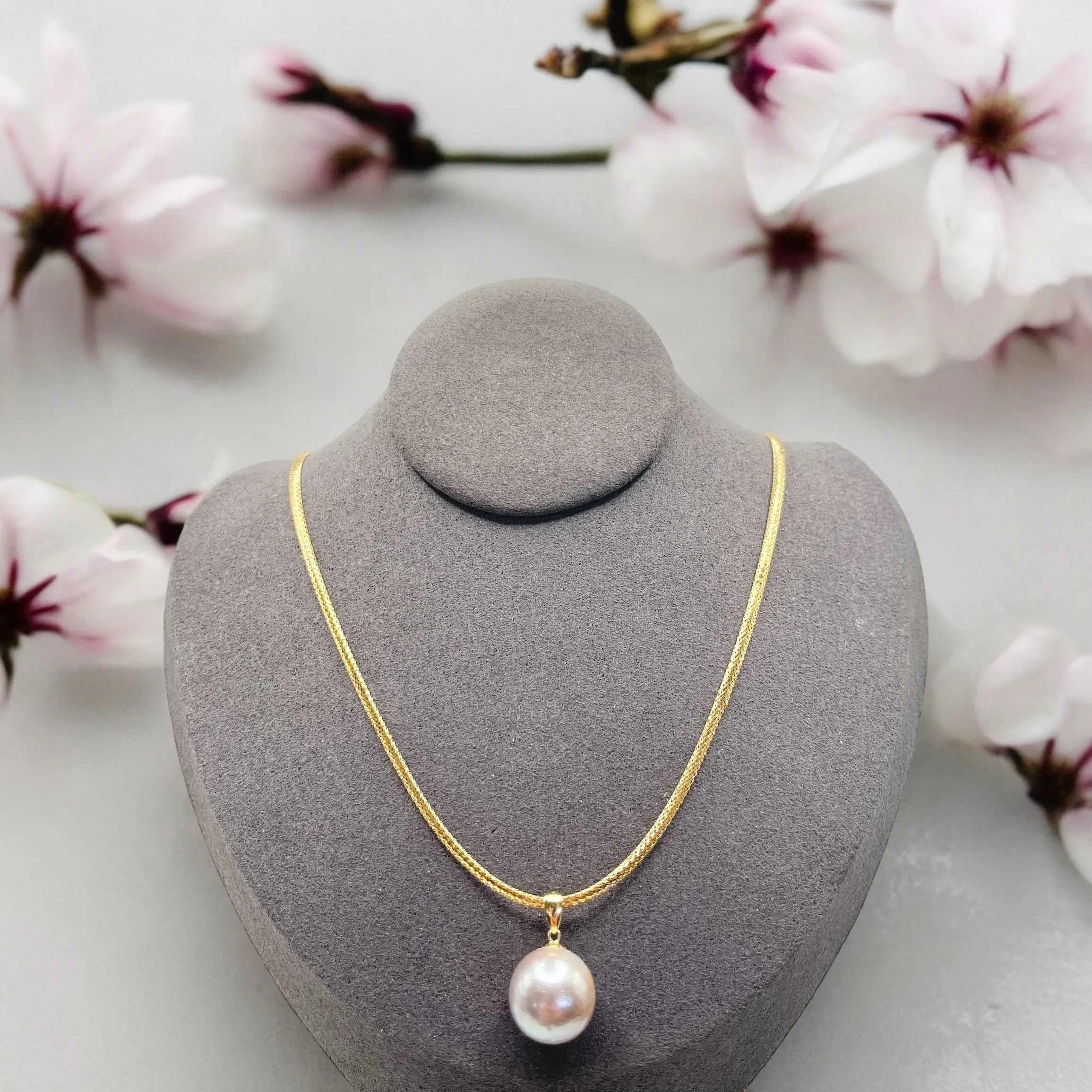 SOUTH SEA PEARL WITH OMEGA CHAIN